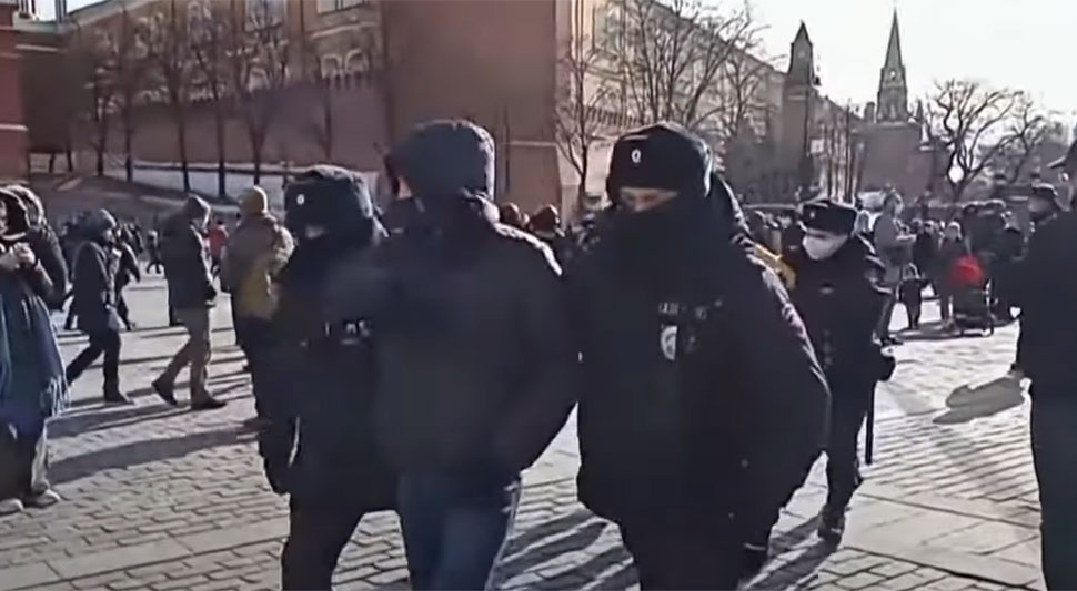 rusija-protesti-privodjenja-screenshot-youtube.jpg