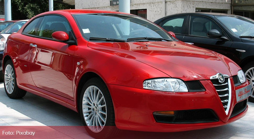 Alfa-Romeo-GT-Coupe_2.webp