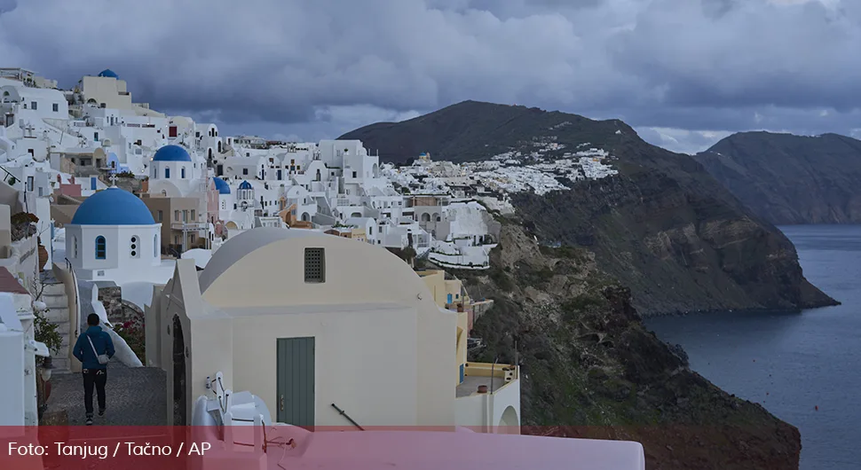 67a701e02992a-santorini.webp